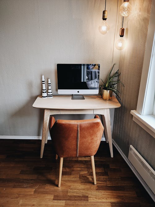 Zilveren Imac Op Witte Houten Tafel