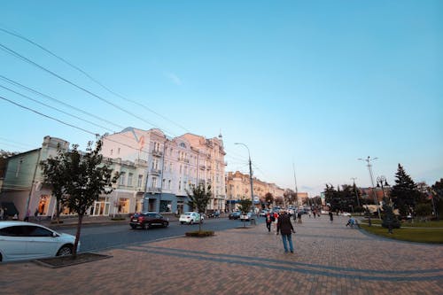 Бесплатное стоковое фото с автомобили, голубое небо, город