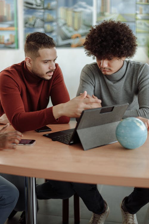 Homem De Camisa Vermelha De Manga Comprida Usando Macbook Pro