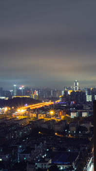 夜晚，高楼大厦和充满活力的灯光照亮了城市天际线