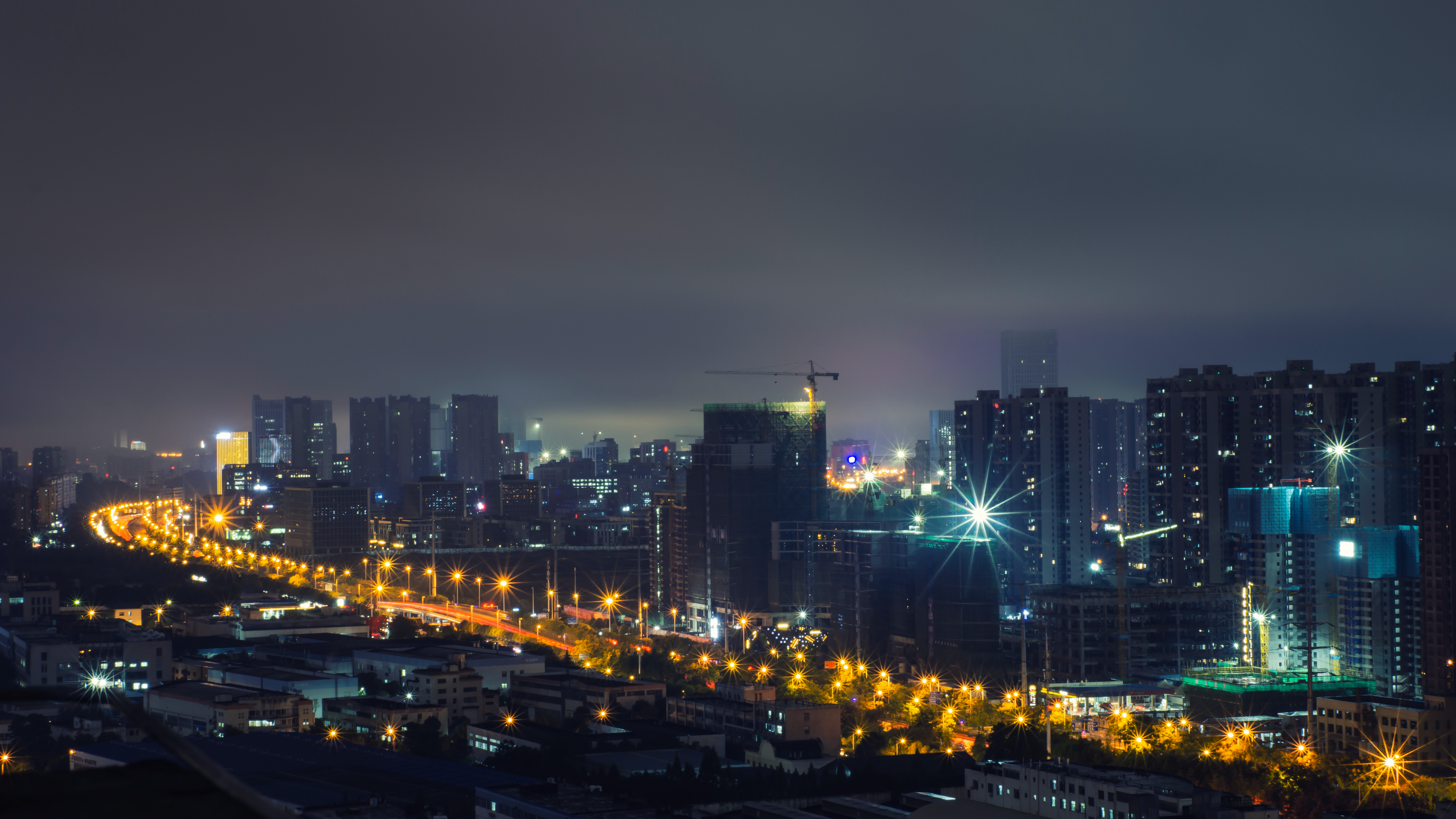 迷人的城市夜景鸟瞰图，建筑物和街道灯火通明