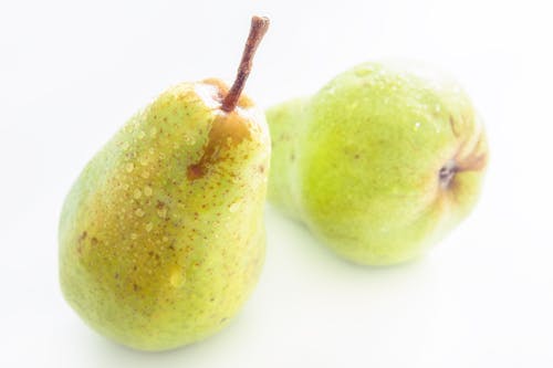 Два зеленых плода груши