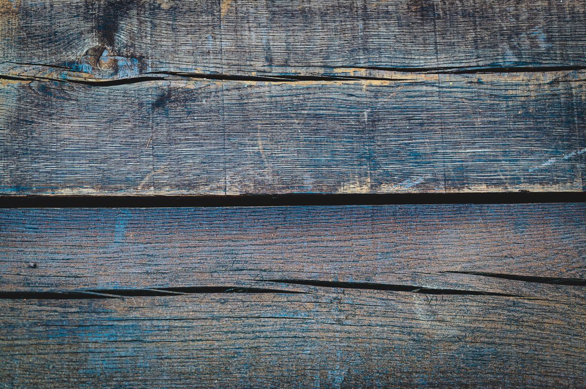 Planche en bois fissurée et usée vue de près