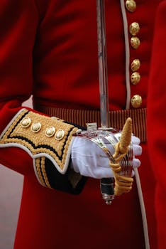 特写镜头中，一名英国警卫身穿传统制服，手持仪式剑