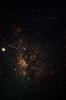 夜空中，银河系的景象令人惊叹，无数的星星在闪烁