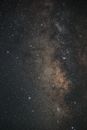 晴朗的夜空中，迷人的银河景观展示着恒星