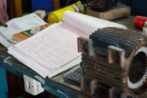 Kostenloses Stock Foto zu arbeit, arbeitsplatz, mechanische werkstatt