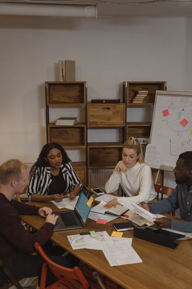 Equipo discutiendo un proyecto en oficina moderna