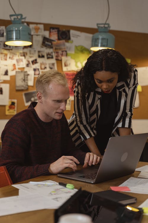 Gratis stockfoto met bijstaan, brainstormen, collega's