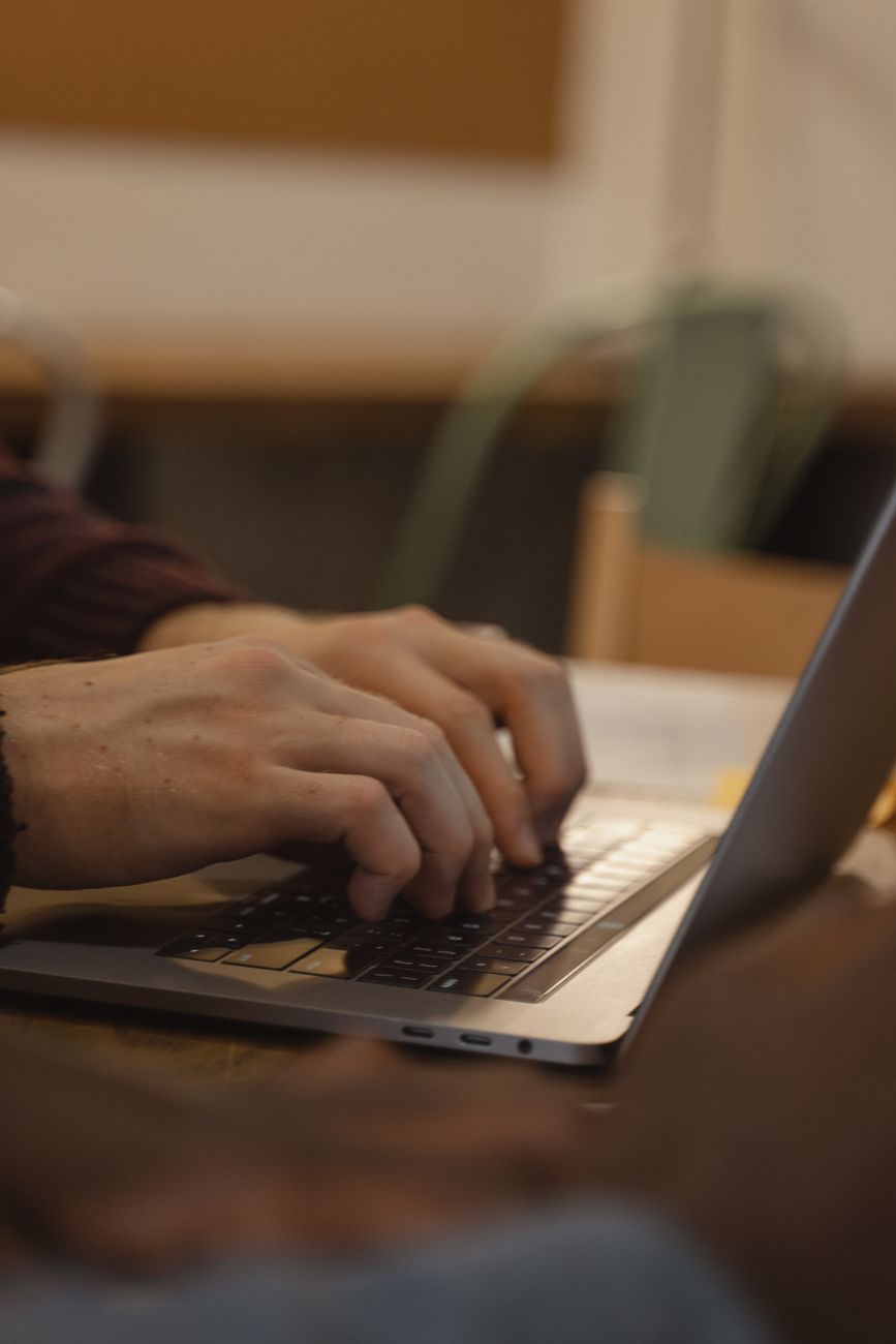 How to Work as a QA Tester from LATAM for US Companies: Visa, Taxes, and Contracts
