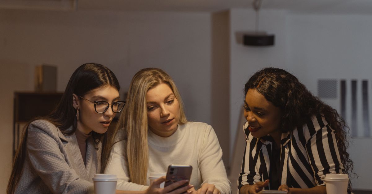 friends looking at phone in group chat