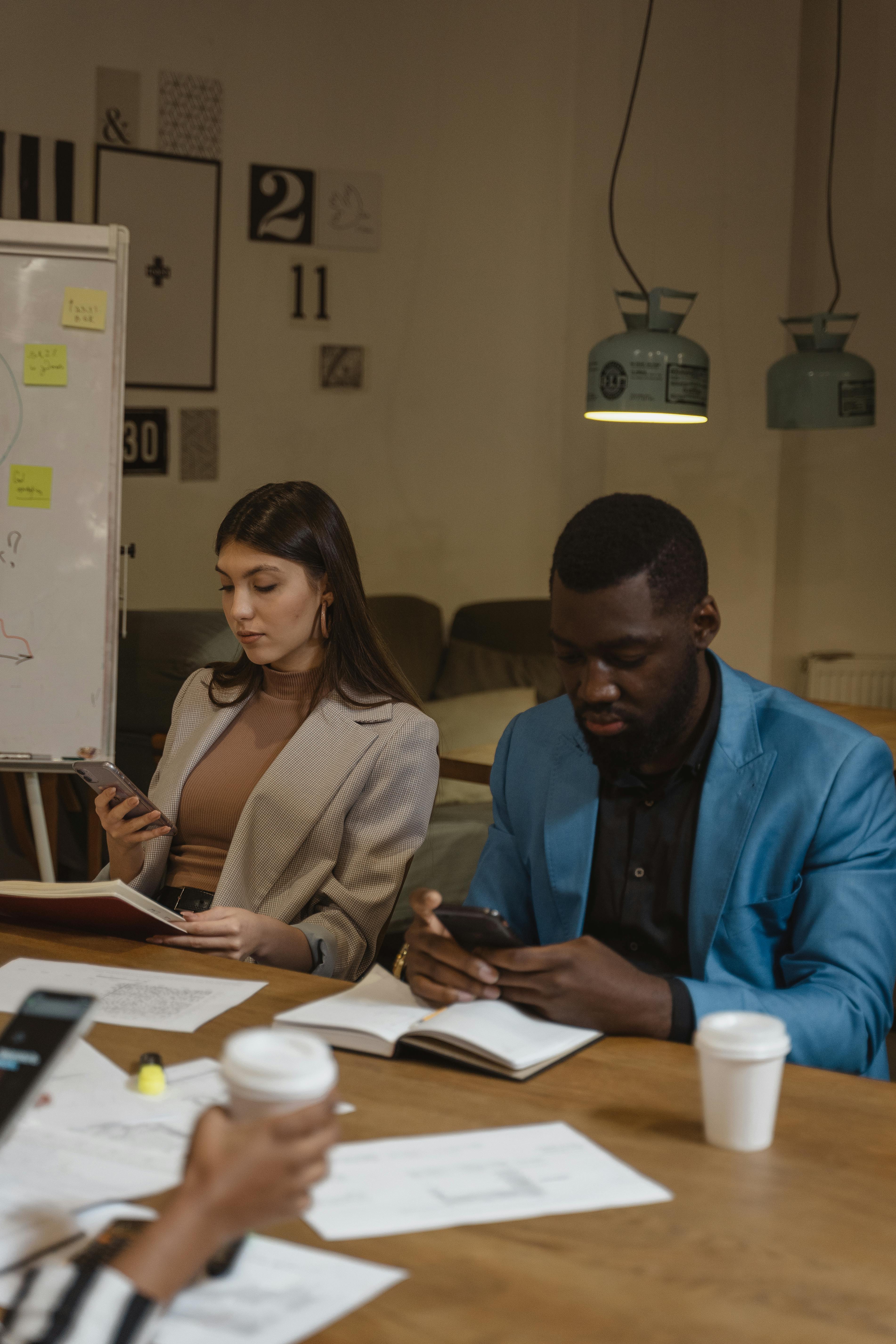 金與正手持中國高階摺疊手機 疑繞過聯合國制裁驚曝國際漏洞