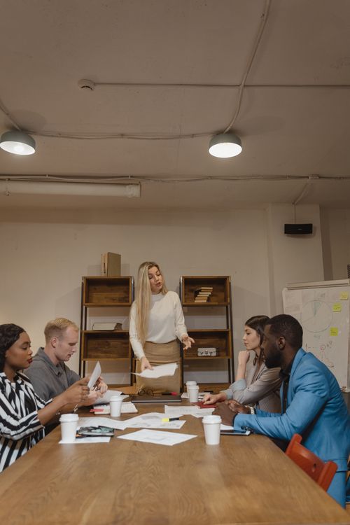 Élaboration d'un plan de redressement judiciaire en équipe Équipe professionnelle diverse en réunion de travail collaborative autour d'une table de conférence