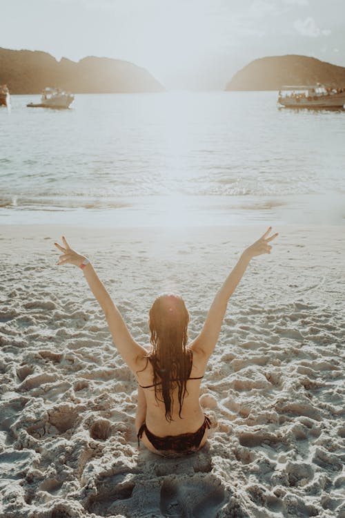 Молодая женщина, наслаждаясь морем на песчаном берегу