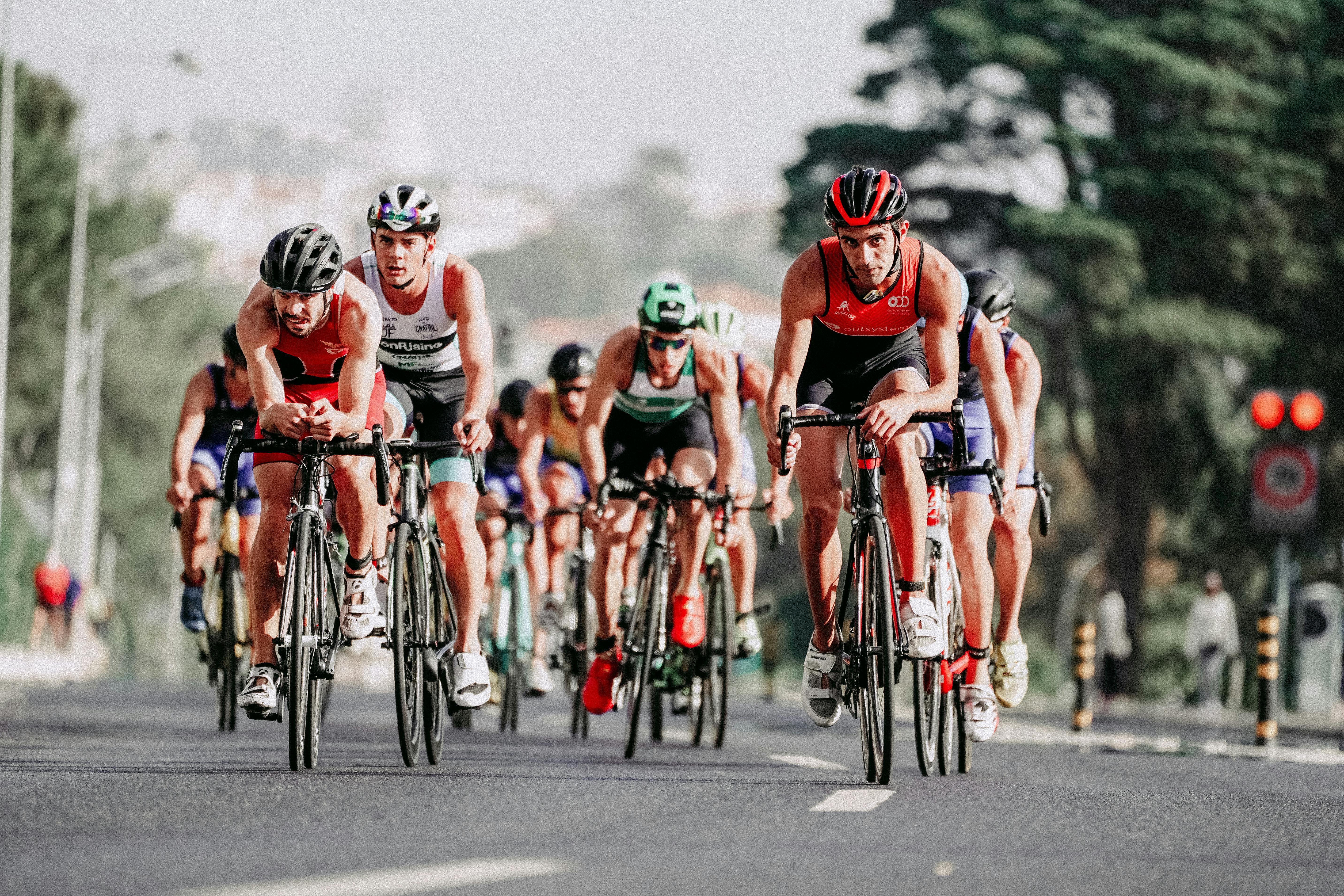 Atleta en transici&oacute;n de ciclismo a carrera en duat&oacute;n