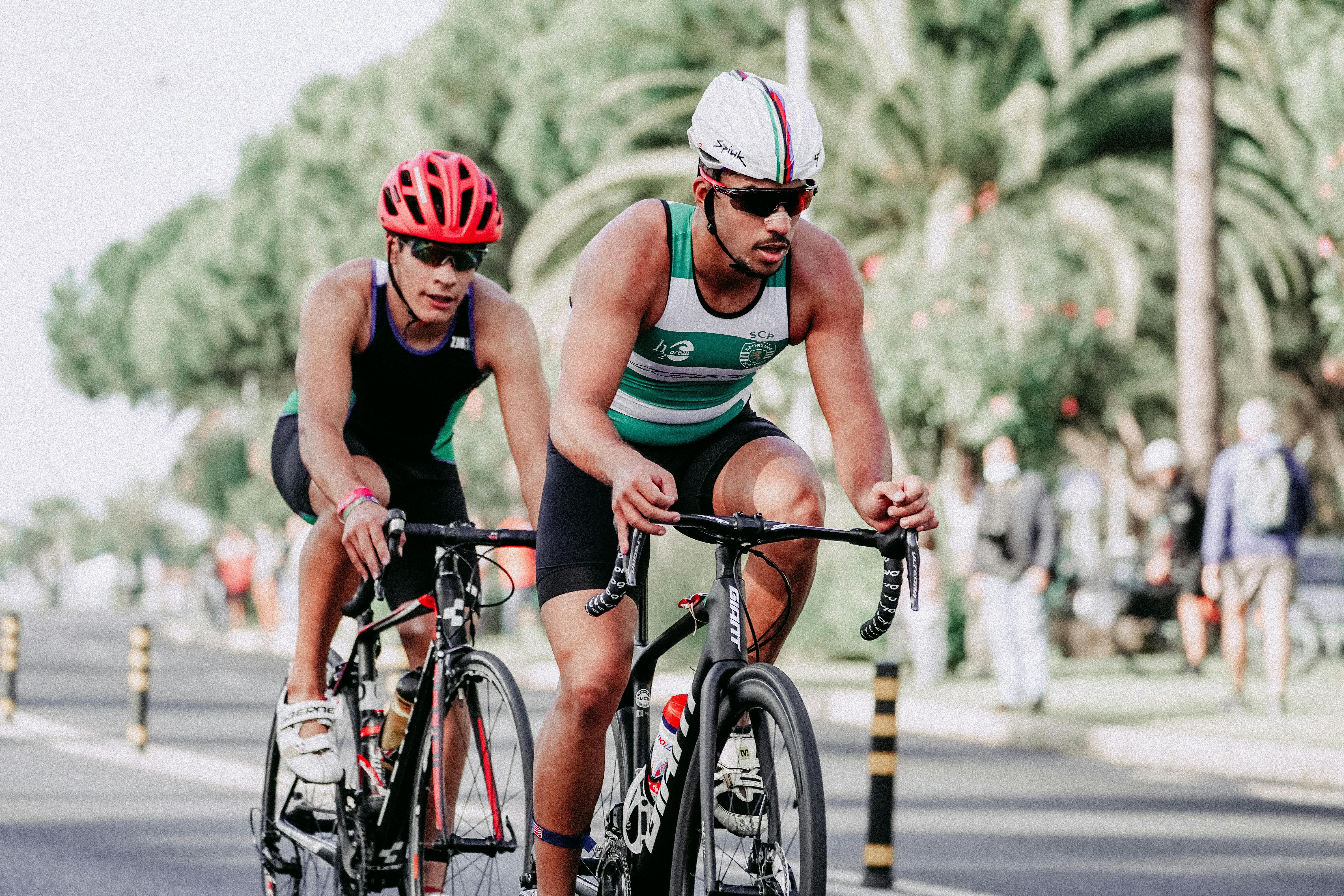 Atleta en transición entre ciclismo y carrera durante un duatlón