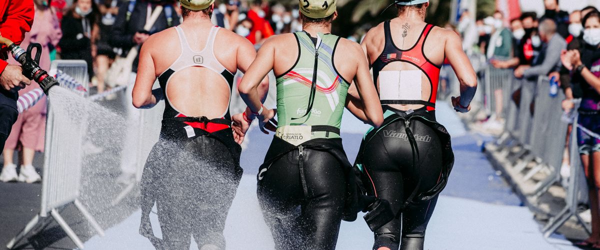 Triatleta saliendo del agua durante una competición de triatlón