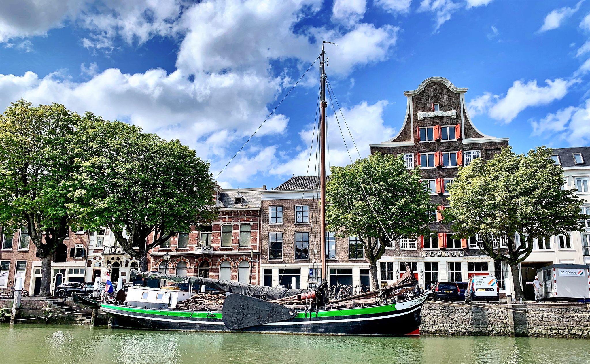 Drakenboot botst tegen Chinese brug na missen bocht