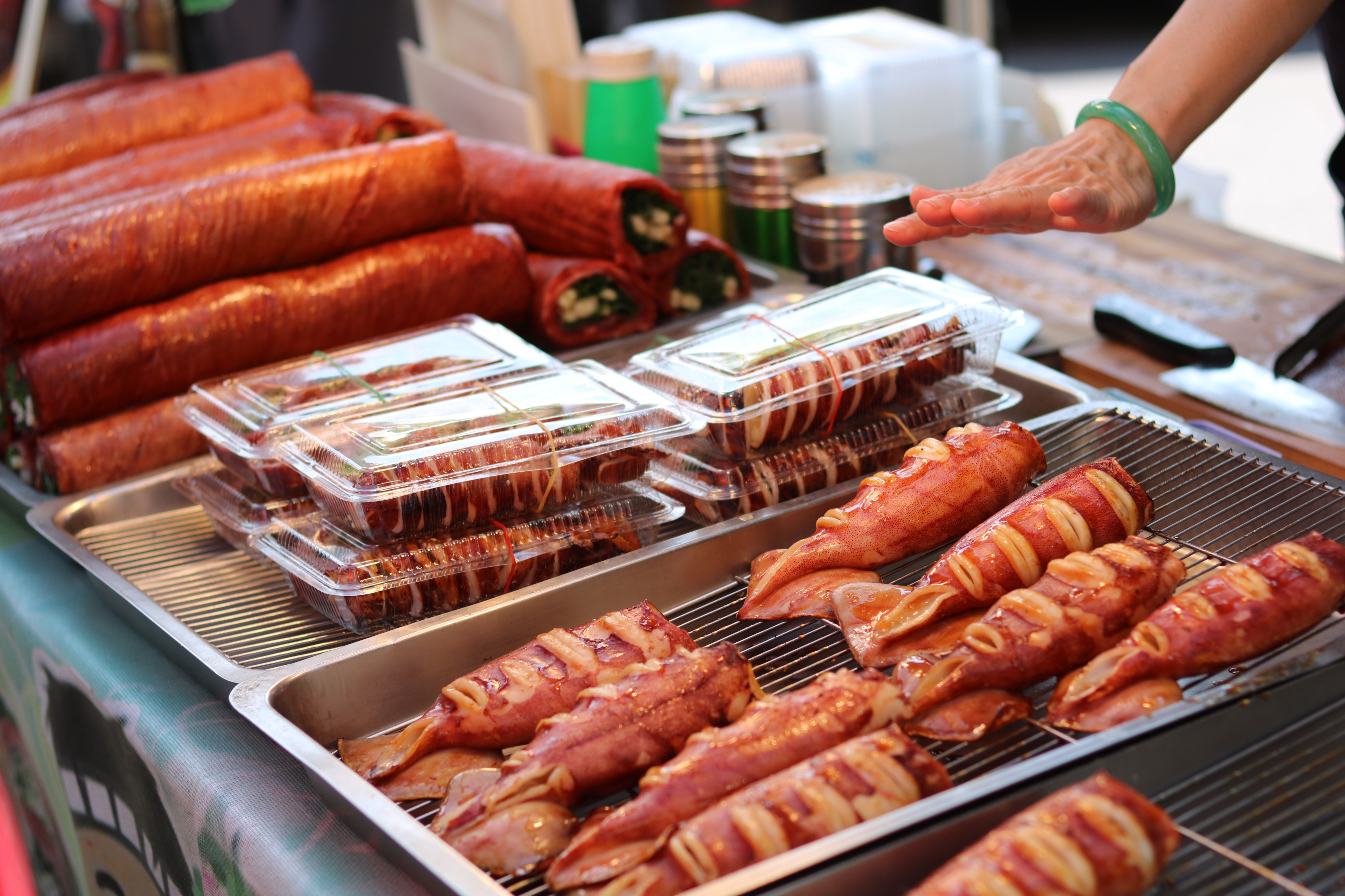 新鲜烤好的肉串陈列在热闹的市场摊位上，随时可以享用