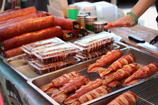 新鲜烤好的肉串陈列在热闹的市场摊位上，随时可以享用