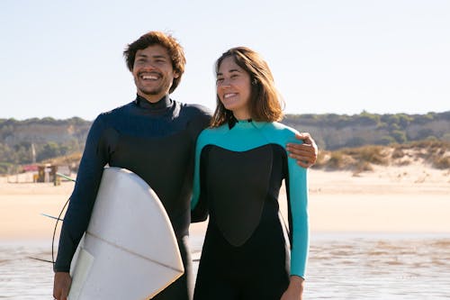 Mann Und Frau Stehen Am Strand