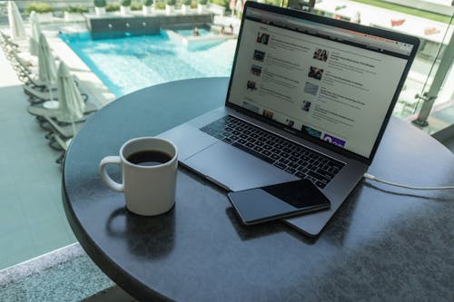 Immagine gratuita di bordo piscina, caffè, computer