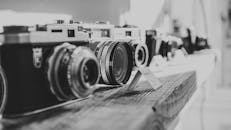 采用黑白显示的老式相机设计，强调怀旧与经典风格