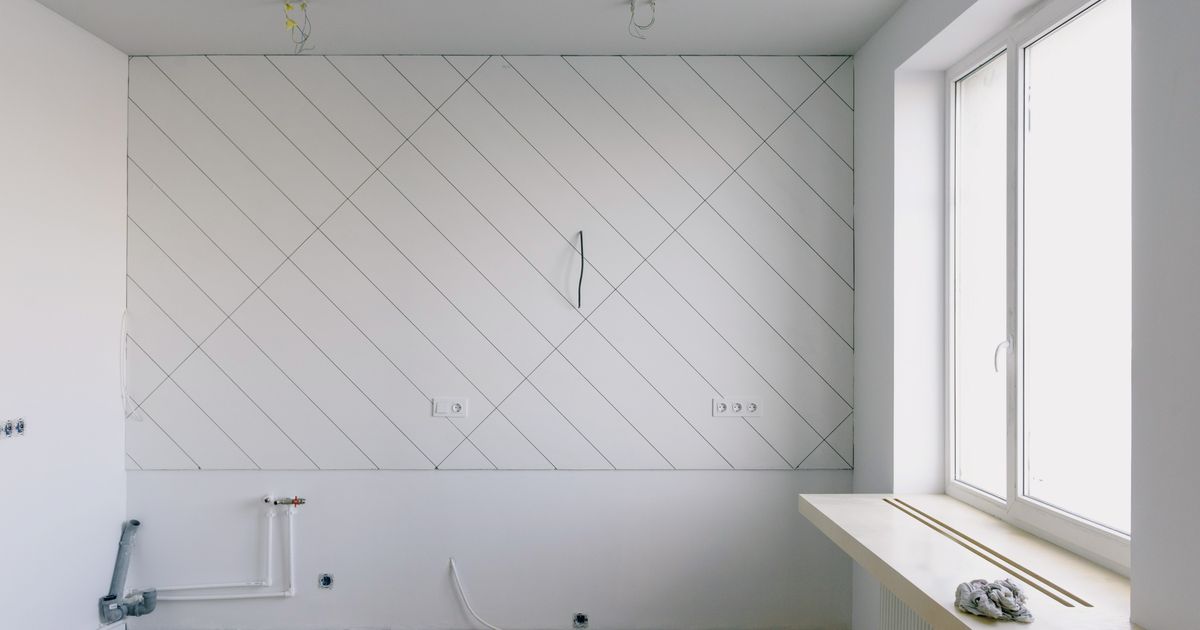 Travaux de plomberie et d'électricité dans une cuisine en rénovation