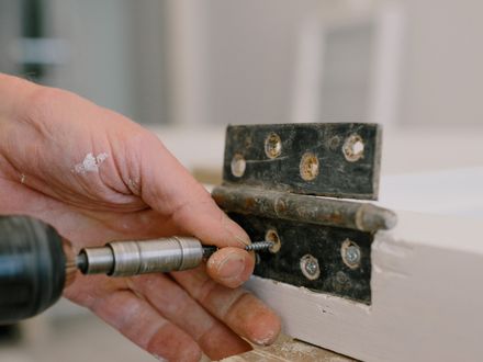 Soft-close hinges on cabinet doors