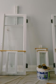 这个家居装修场景很时尚，内部配备了窗框和油漆用品