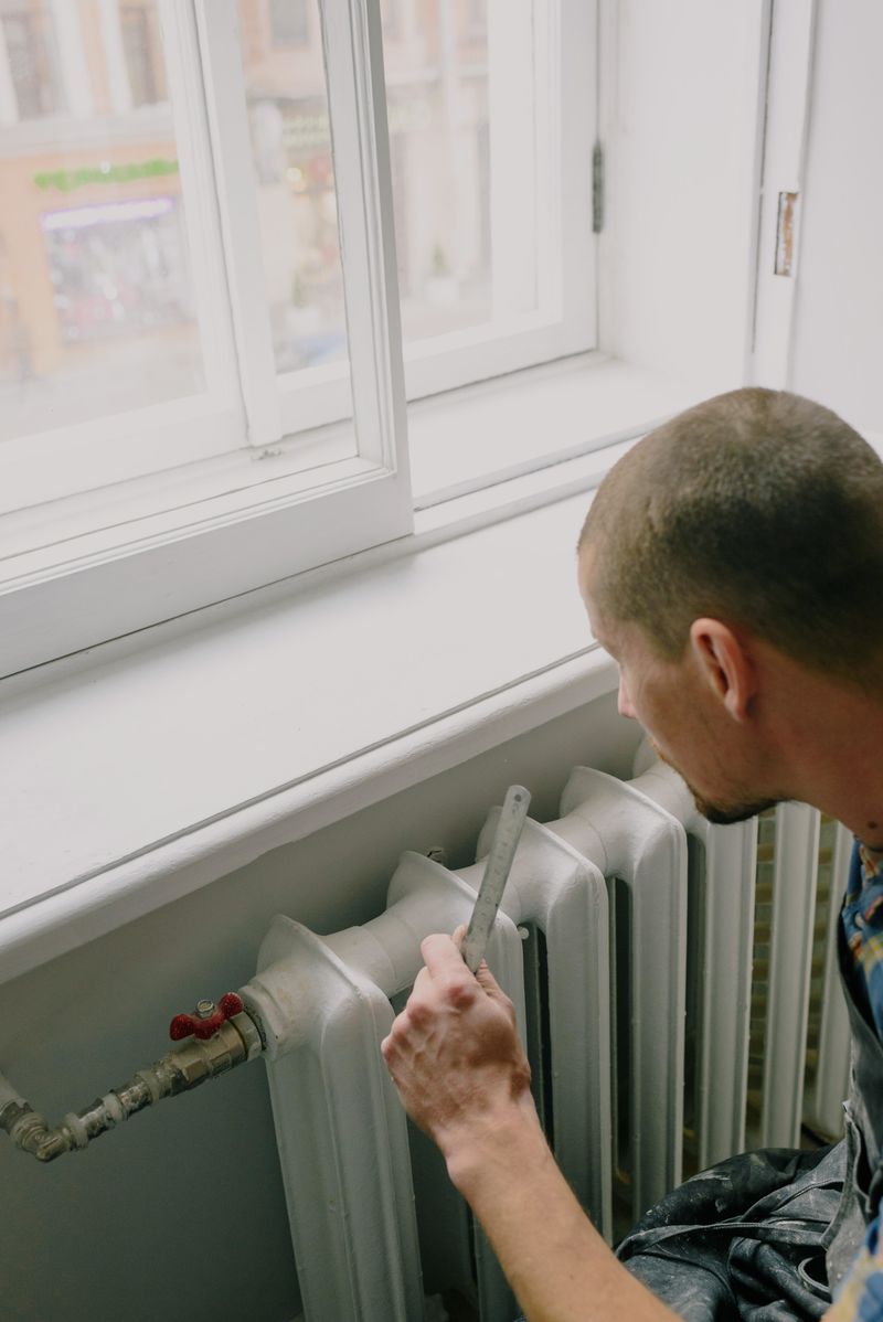 Technicien réparant l'évacuation d'une douche