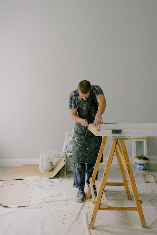 Free Concentrated man making repairs at home Stock Photo