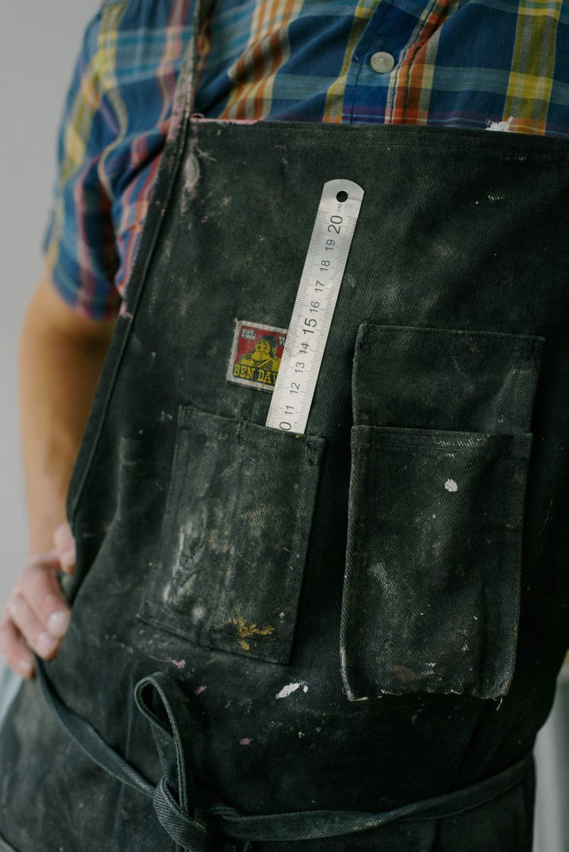 Artisan peintre au travail