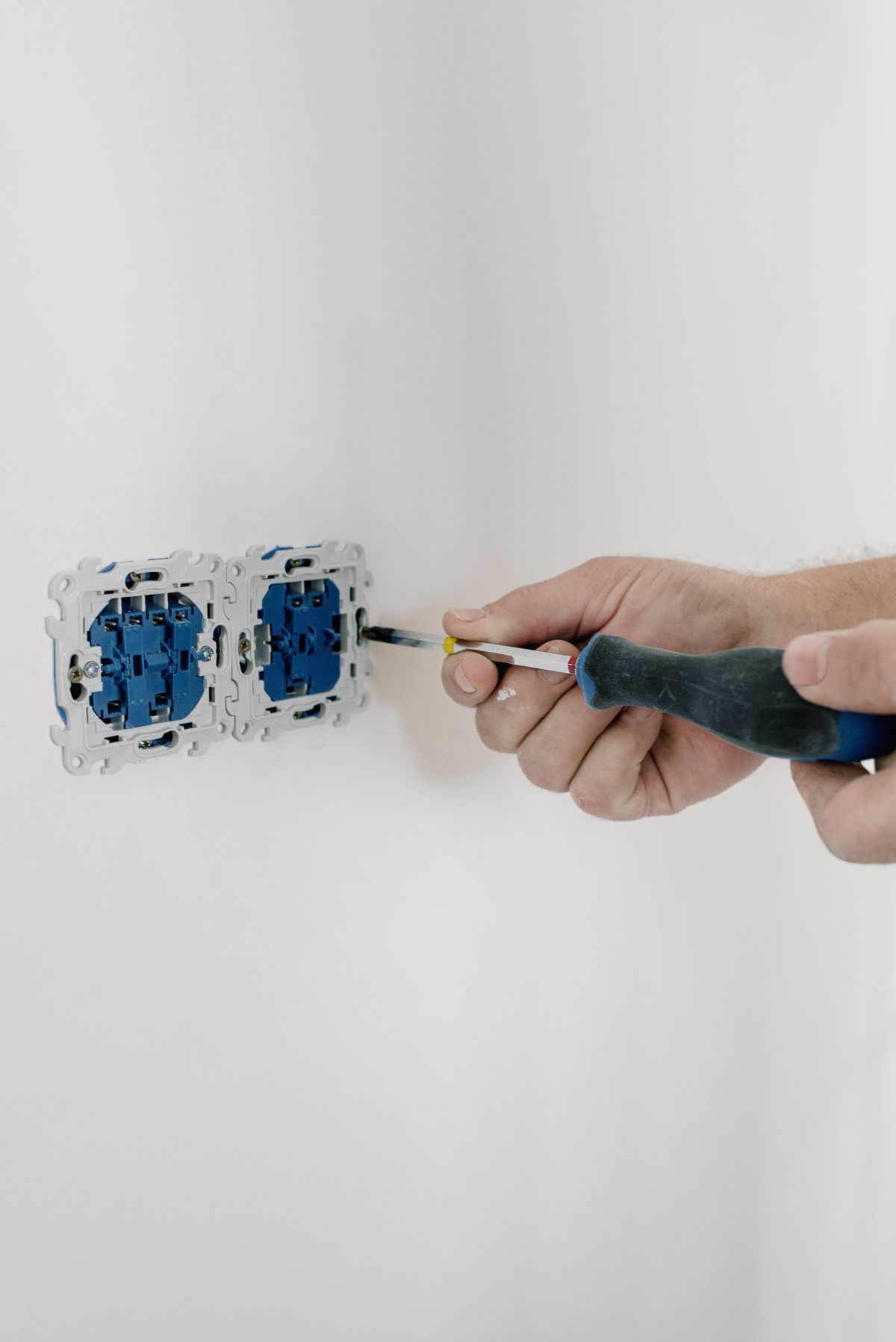 Elektriker monterar ett vägguttag med rätt verktyg