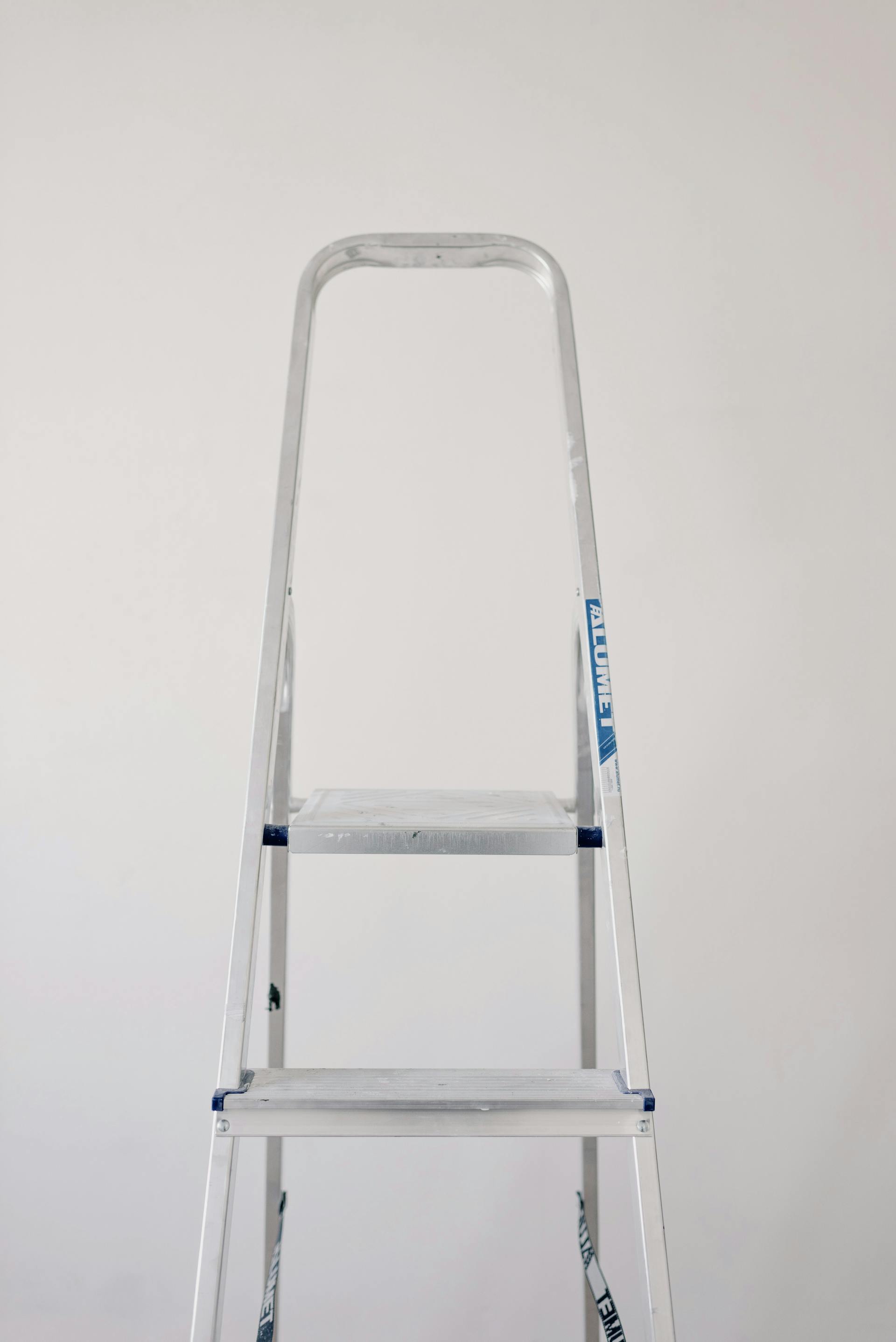 Meșter profesionist lucrând la instalații electrice