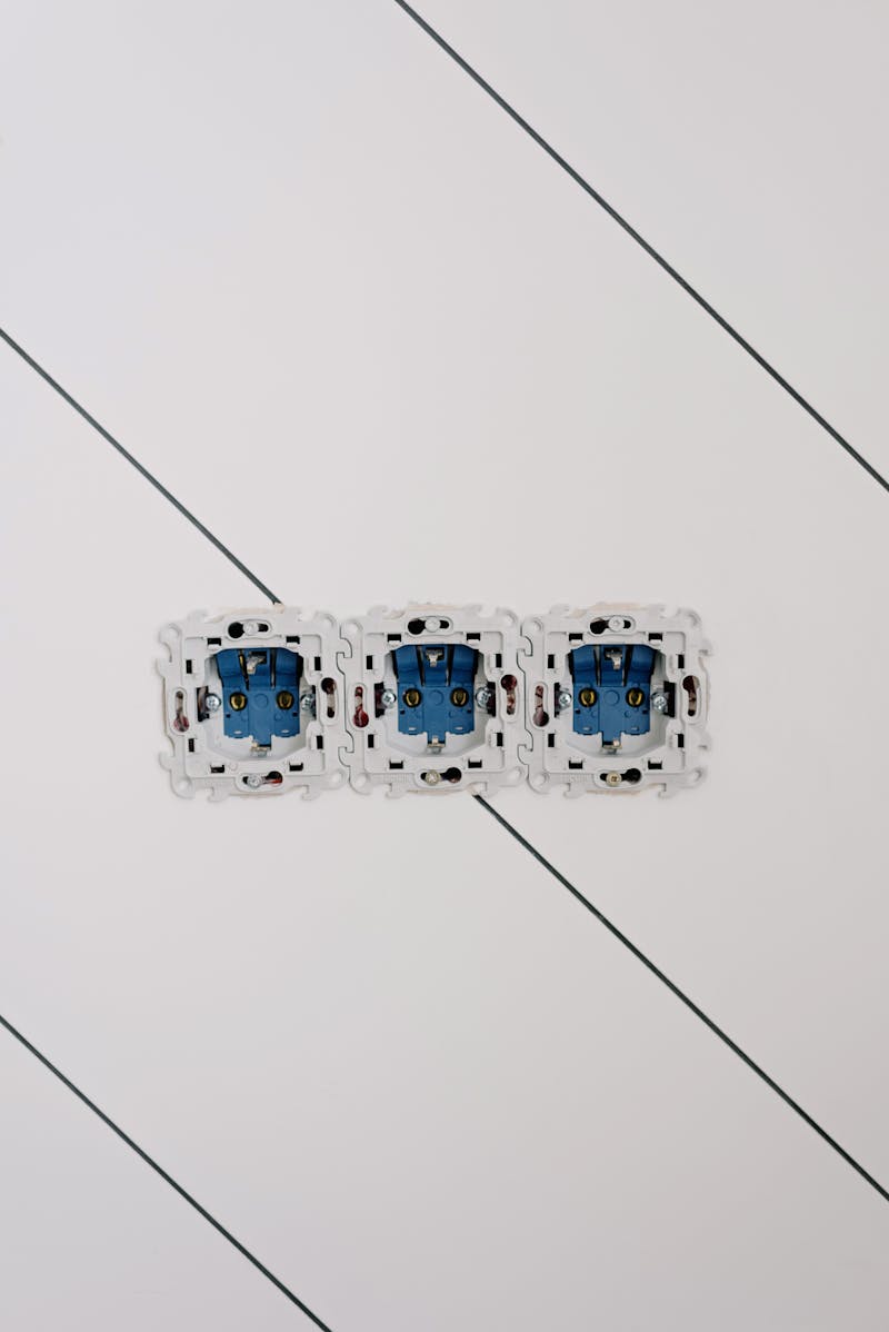 Atelier de bricolaj bine organizat cu scule pe perete