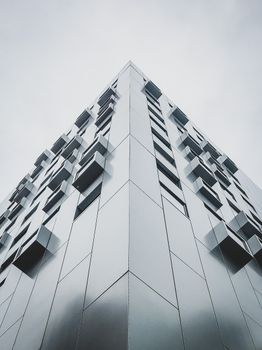 格但斯克的城市建筑以时尚的现代外观和几何窗户为特色