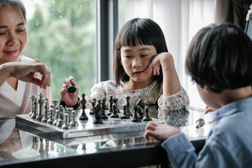 아시아 여자 아이들과 함께 체스를 재생