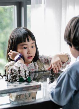 年幼的孩子们在室内全神贯注地下棋