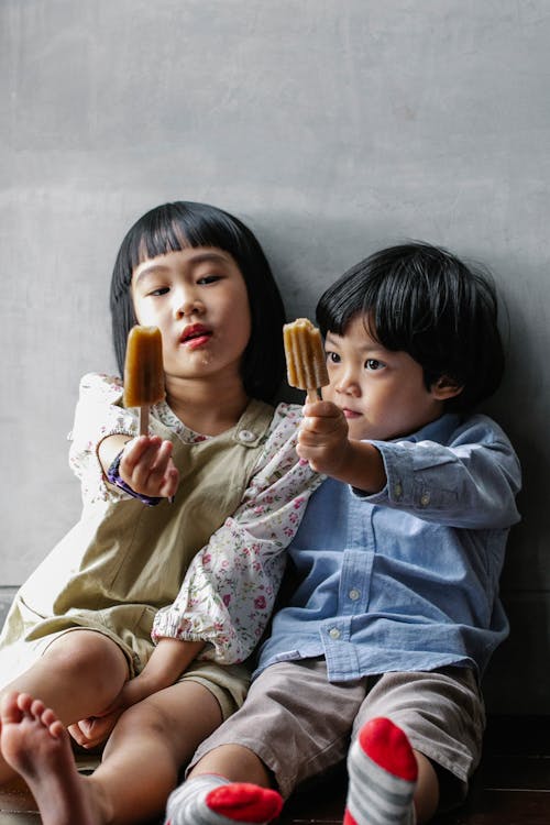 Aziatische Kinderen Die Handen Met Ijsjes Bereiken