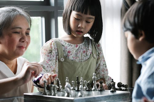 할머니와 체스 집중된 아이
