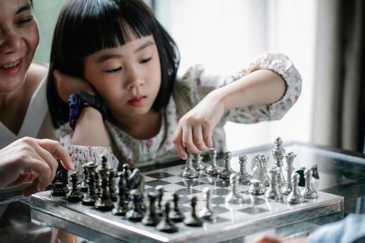 体贴的亚洲女孩白天在家陪保姆下国际象棋
