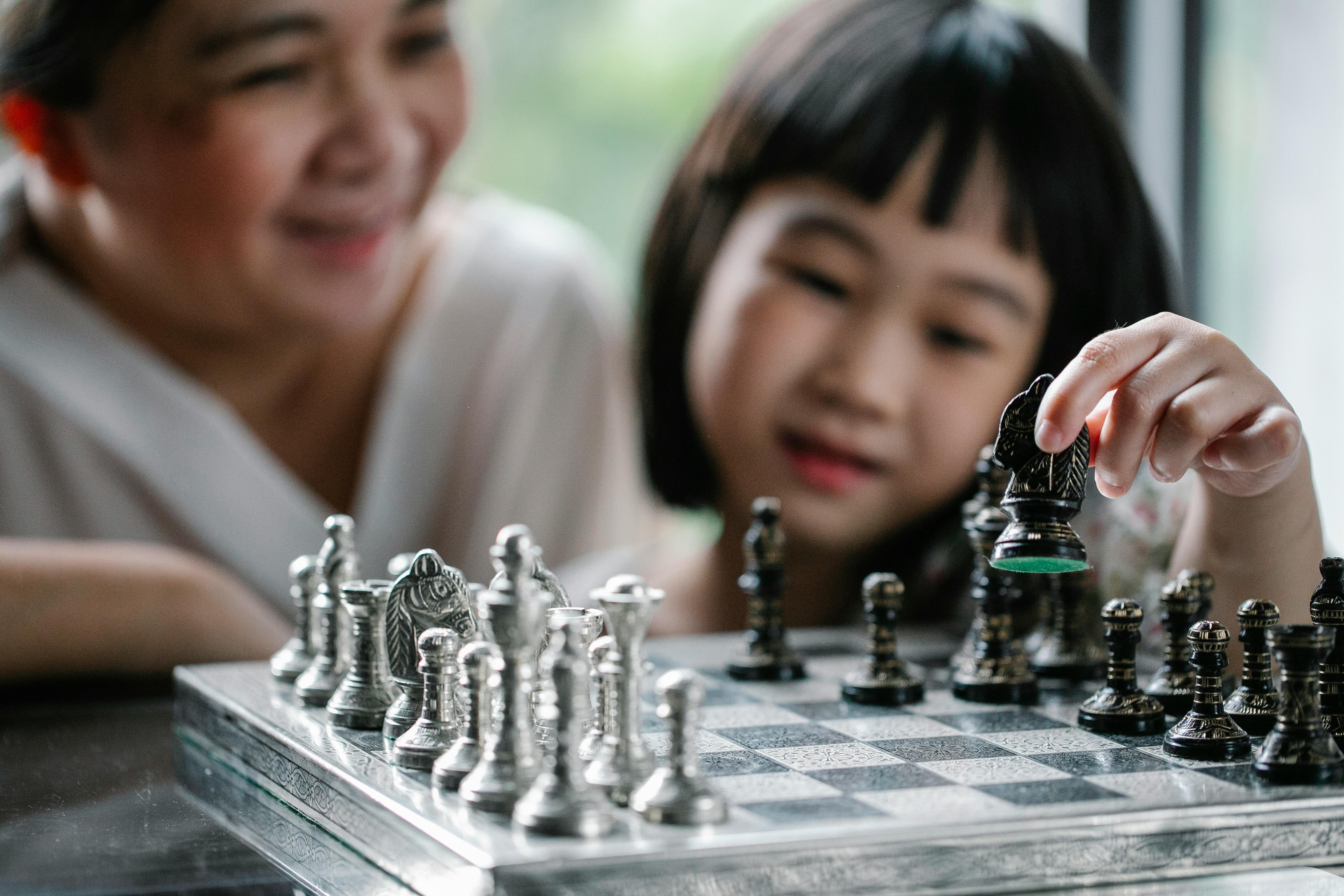 Ernte Asiatische Großmutter Und Mädchen, Die Zusammen Schach Spielen · Kostenloses Stock-Foto