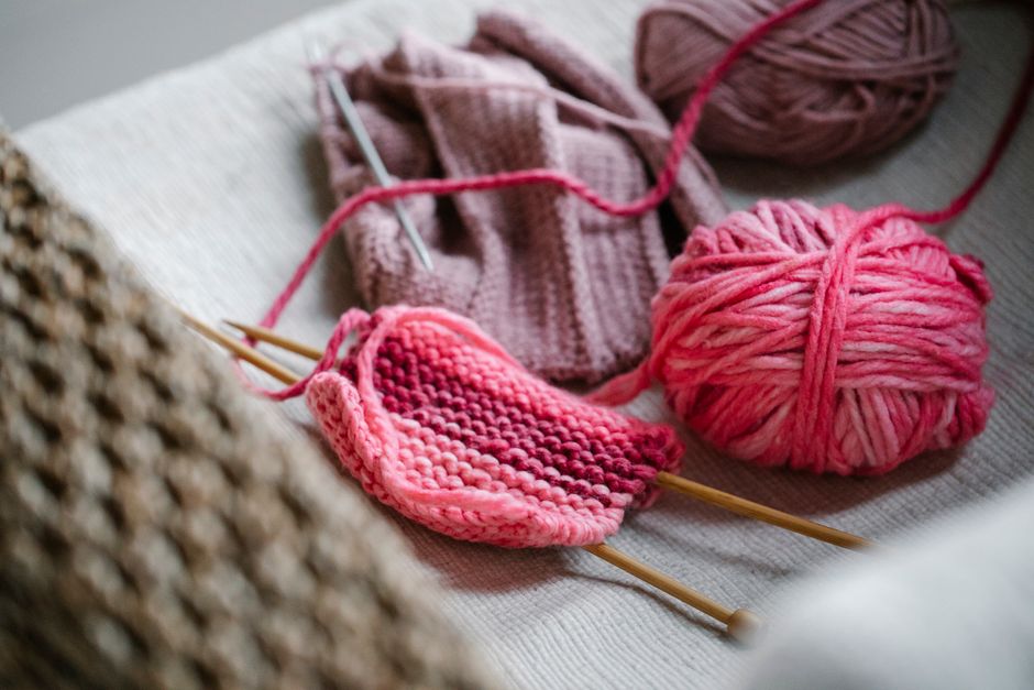 How to Start Knitting: A Complete Beginner Guide (Needles, Yarn, First Project, Common Mistakes)