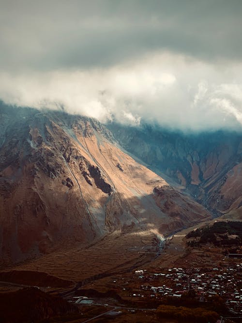 Foto profissional grátis de montanha, neblina, nuvens