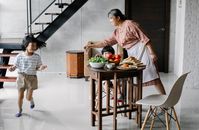 奶奶和孩子们在家欢乐地吃着早餐
