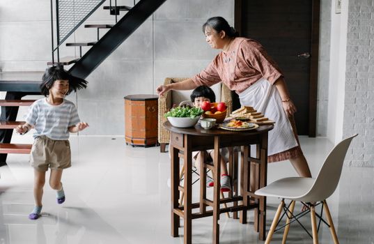 奶奶和孩子们在家欢乐地吃着早餐
