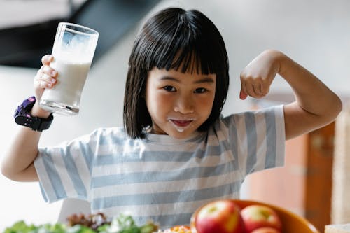 Chica Asiática Con Leche En Los Labios