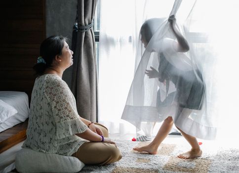 祖母和孙女在室内享受着美好的玩耍时光