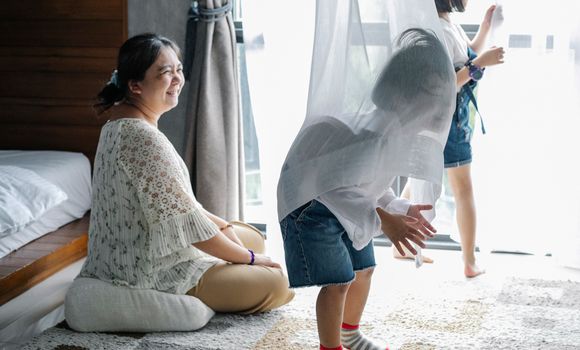 妈妈和宝宝在沙发上开心地玩躲猫猫